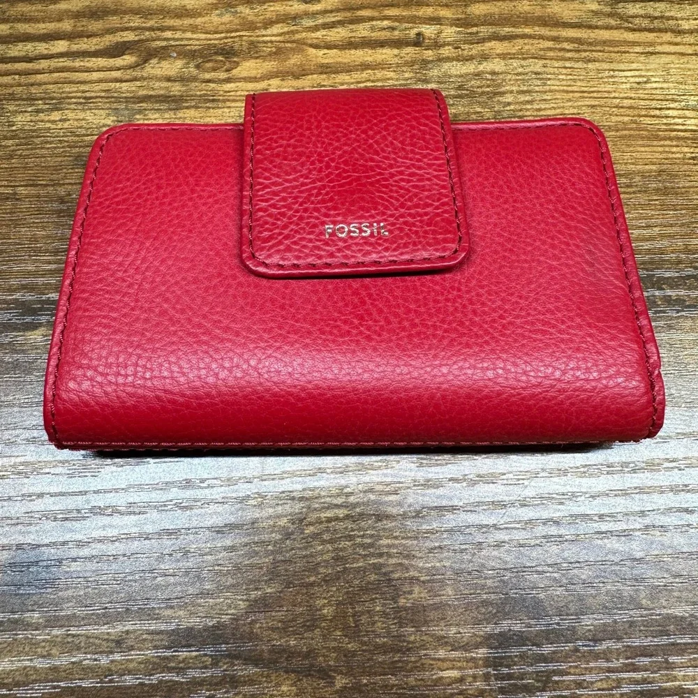 Fossil Red Pebbled Leather Compact Bifold Wallet with ID Window and Coin Pocket